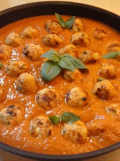 Una foto de Albóndigas de pollo en salsa de tomates al albahaca