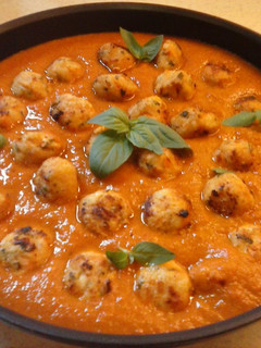 Una foto de Albóndigas de pollo en salsa de tomates al albahaca