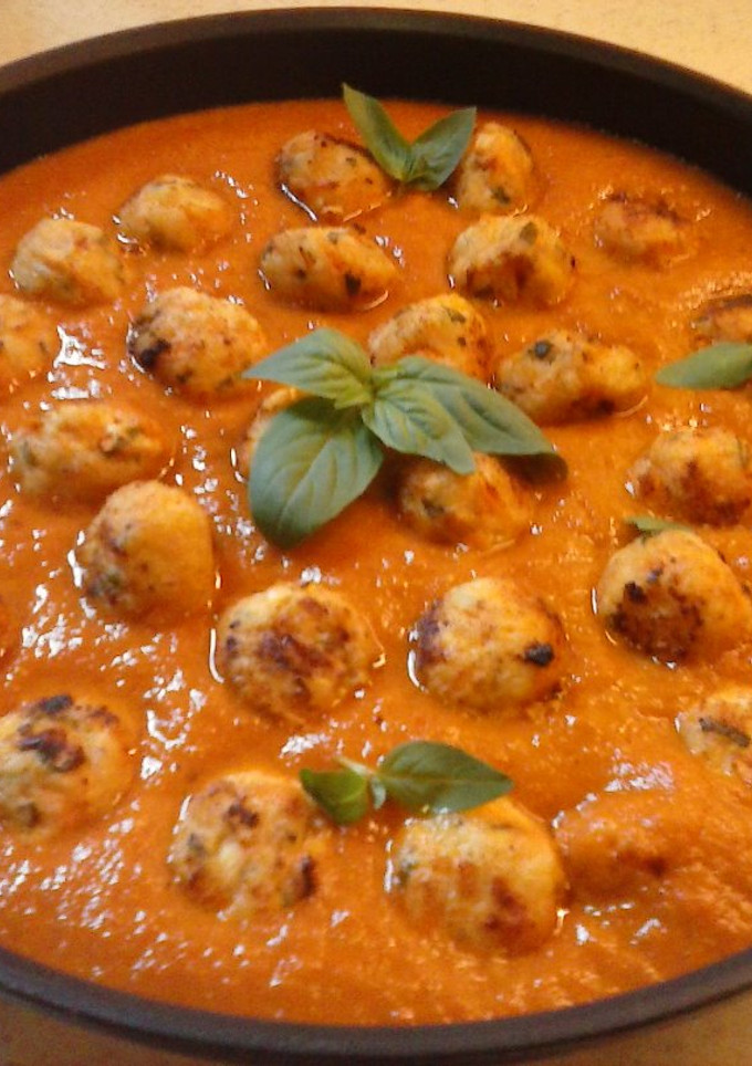 Una foto de Albóndigas de pollo en salsa de tomates al albahaca