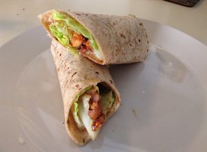 Una foto de Bbq chicken wrap