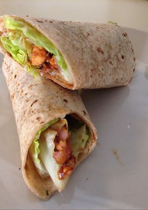 Una foto de Bbq chicken wrap