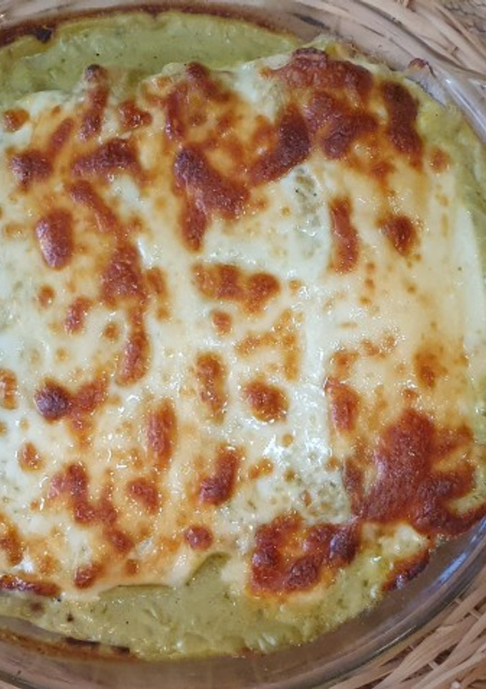 Una foto de Enchiladas verdes cremosas