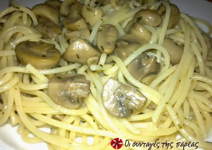 κύρια φωτογραφία συνταγής Spaghetti με σκορδάτα ασπρομανίταρα