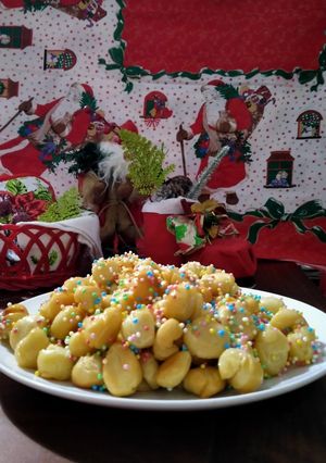 A picture of Struffoli (Italian Honey Balls).