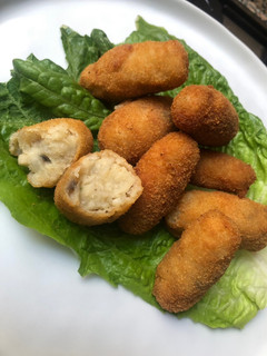Una foto de Croquetas de en blanco Andaluz con merluza y champiñones 🍄 🐟🥔🥔🥬