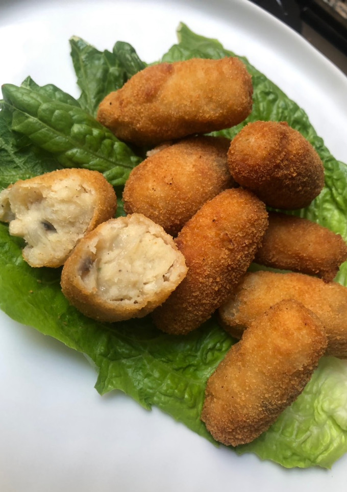 Una foto de Croquetas de en blanco Andaluz con merluza y champiñones 🍄 🐟🥔🥔🥬