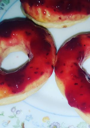 O poză a rețetei Donuts cu dulceață de zmeură.