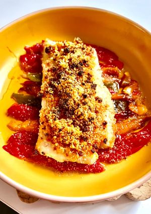 Une photo de Cabillaud en croûte de chorizo sur lit de poivrons grillés 🐟🫑