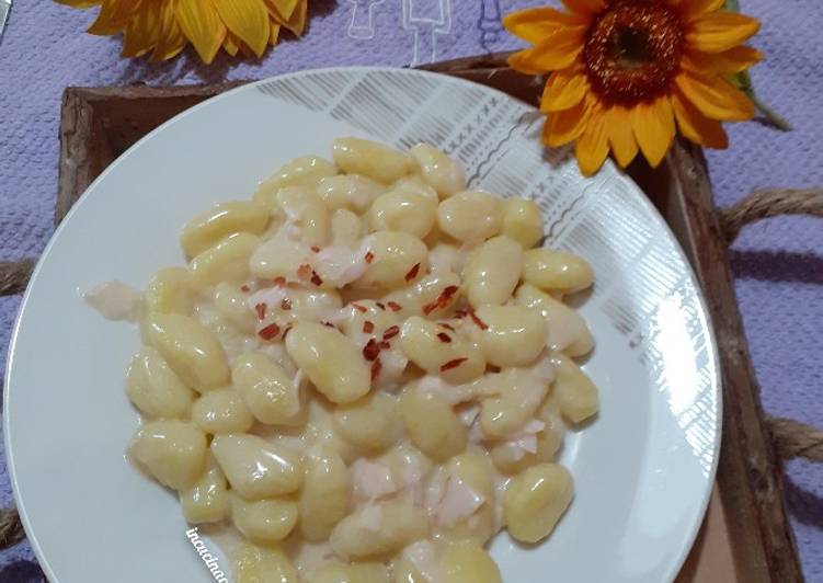 Gnocchi con crema ai formaggi e fesa di tacchino