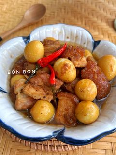 Hình của món Heo Quay Kho Trứng Cút.