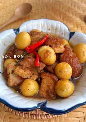Hình của món Heo Quay Kho Trứng Cút.