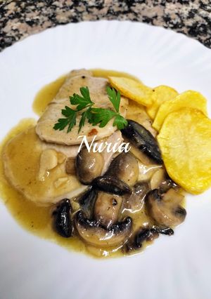 Una foto de Lomo en salsa con champiñones