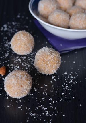 डल्स लेचे डे नारियल लड्डू / कारमेल नारियल लड्डू (Caramel nariyal ladoo recipe in hindi) रेसिपी मुख्य फोटो