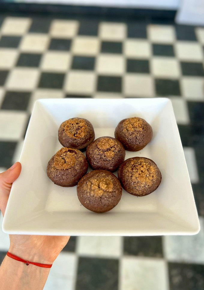 Una foto de Muffin de algarroba banana y pera 🍌🍐