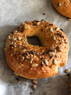 Una foto de Pan de bagel súper fácil 🥯😍