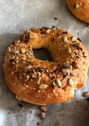 Una foto de Pan de bagel súper fácil 🥯😍