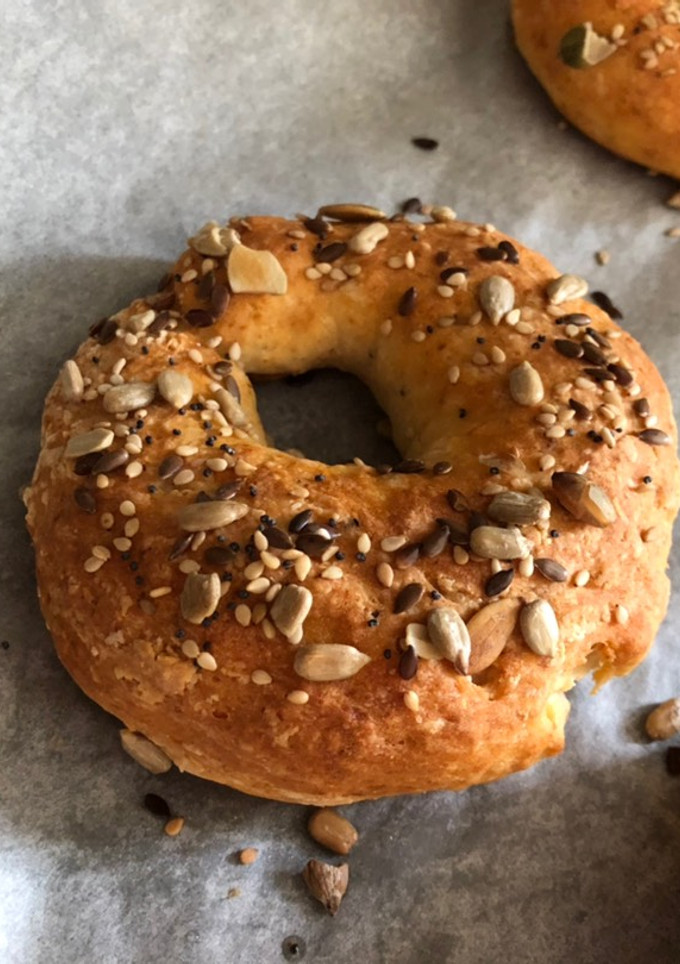 Una foto de Pan de bagel súper fácil 🥯😍