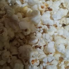 A picture of Popcorns at home.