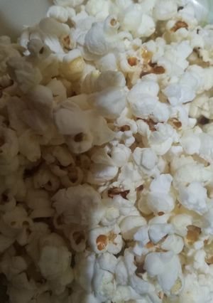 A picture of Popcorns at home.