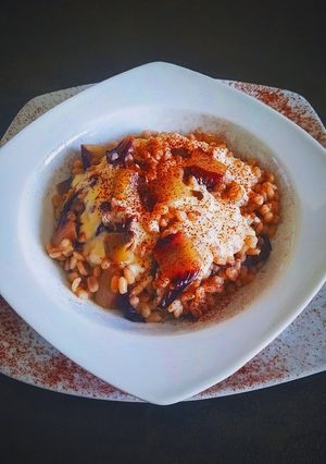 Foto di Orzo risottato al radicchio fonduta di parmigiano e cacao