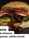 Torta de chicharrón, aguacate, cebolla y tomate