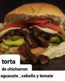Torta de chicharrón, aguacate, cebolla y tomate