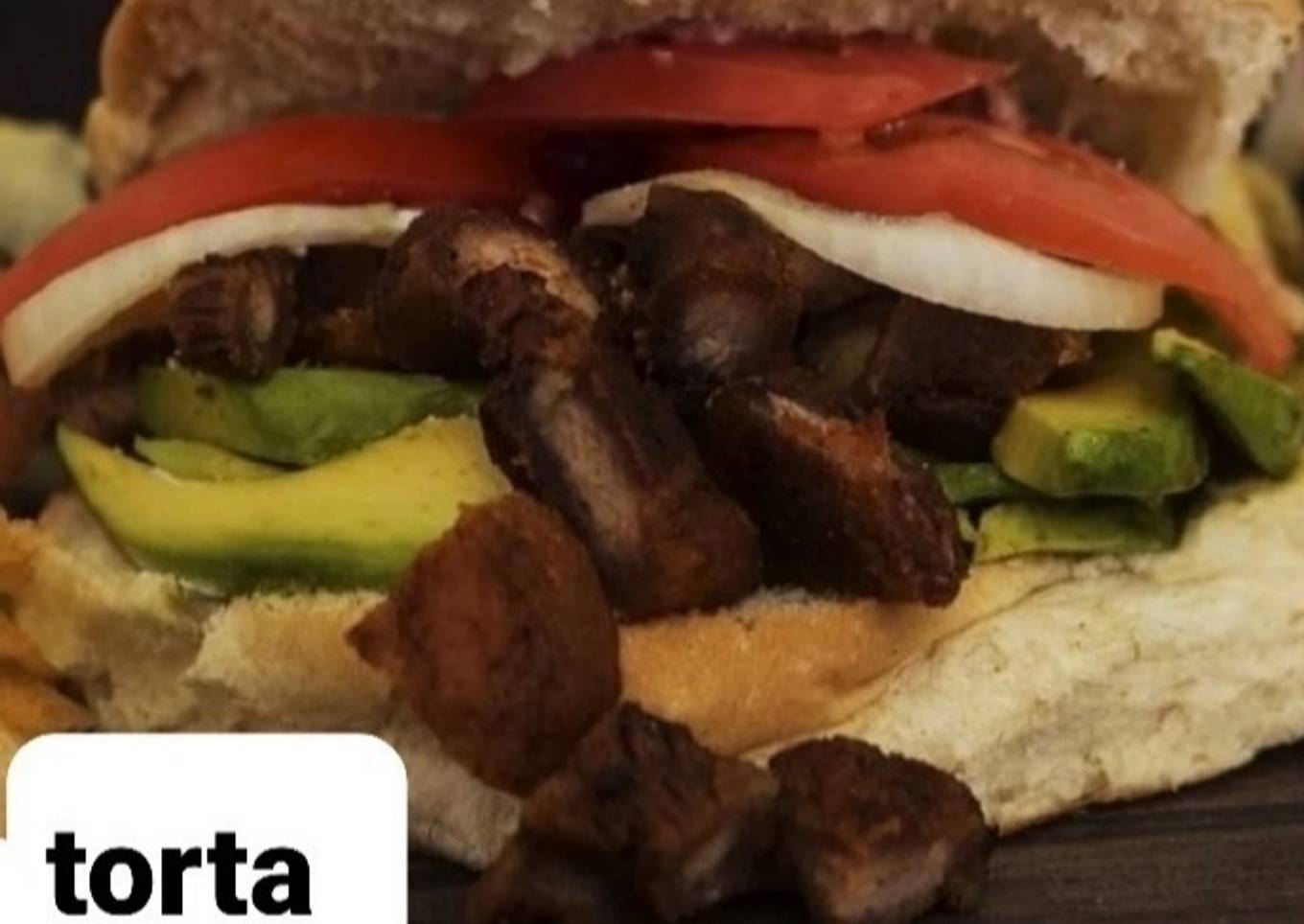 Torta de chicharrón, aguacate, cebolla y tomate