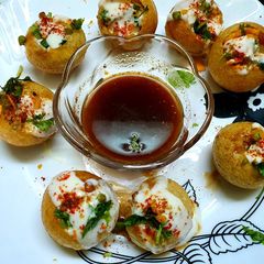 A picture of Dahi Batata Puri.