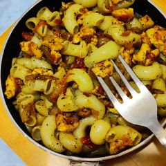 A picture of Chicken macaroni pasta.