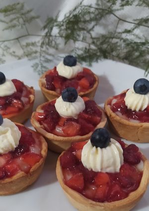 Una foto de Tartitas Con Crema Pastelera Y Frutillas Para "El Día Del Amigo ❤️"