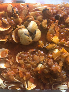 Una foto de Pasta con salsa de mariscos 🍤🦪
