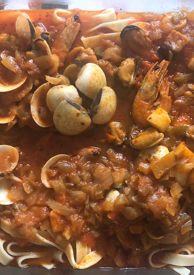 Una foto de Pasta con salsa de mariscos 🍤🦪