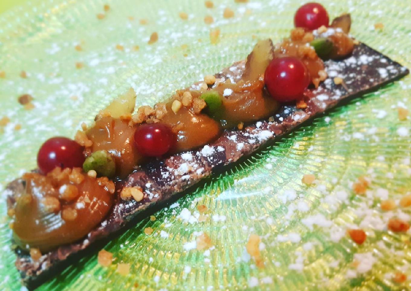 Crujiente de chocolate y crema de galleta caramelizada