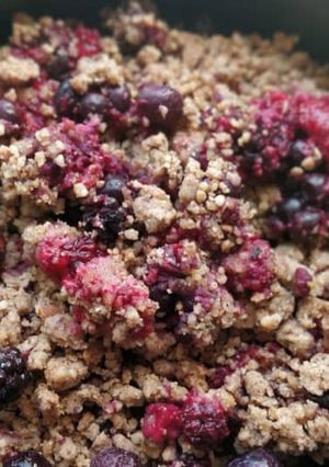 Une photo de Crumble végan aux fruits rouges