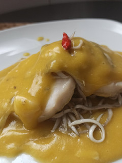 Una foto de Medallones de merluza con gulas en salsa pil pil