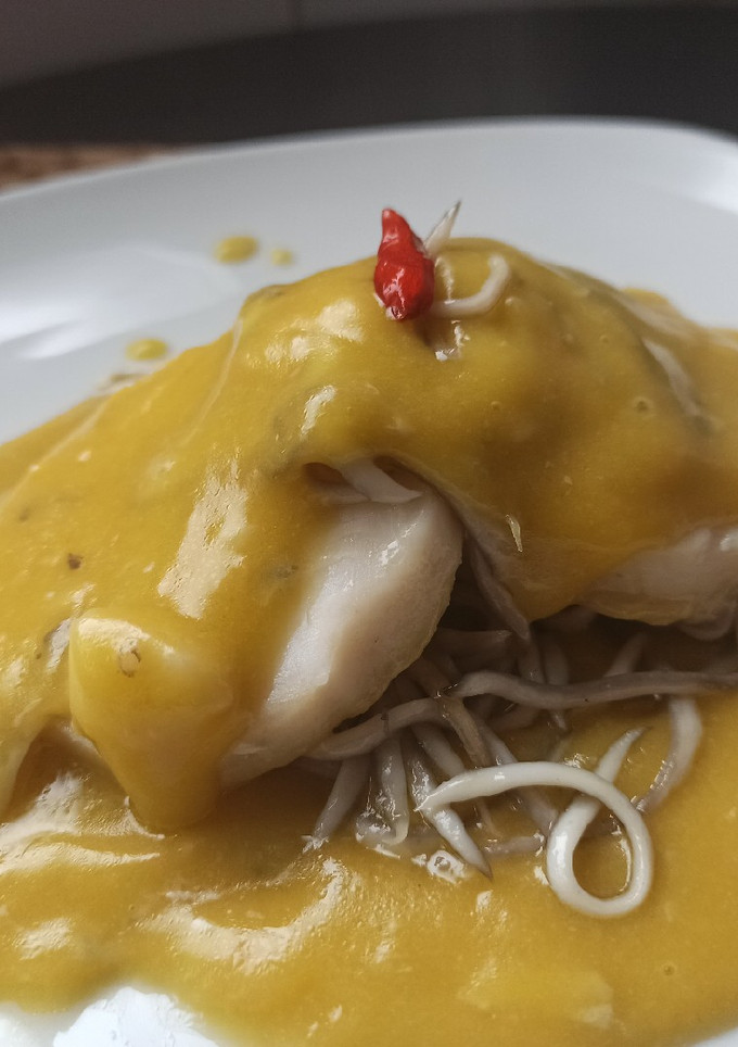 Una foto de Medallones de merluza con gulas en salsa pil pil