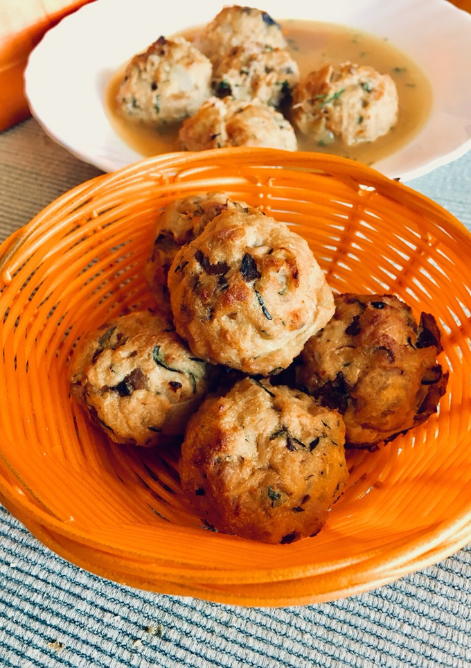 Una foto de Albóndigas fitness de atún, calabacín y champiñones al horno