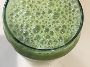 Una foto de smoothie con semillas de lino