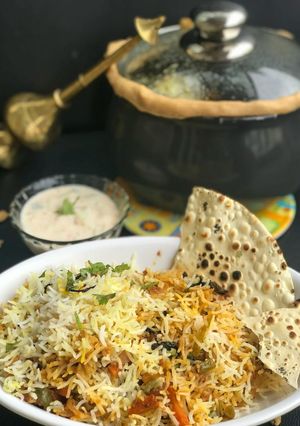 વેજ દમ બિરયાની (Veg. Dum Biryani Recipe In Gujarati) રેસીપી મુખ્ય ફોટો