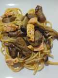 Espaguetis con setas y salmón