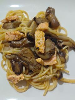 Una foto de Espaguetis con setas y salmón