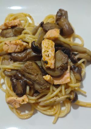 Una foto de Espaguetis con setas y salmón