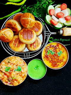 पूर्वांचल फेमस बाटी चोखा, कुकर में(purvanchal famous bati chokha cooker me bni recipe in hindi) रेसिपी मुख्य फोटो