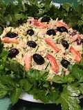 Salade de crabe au céleri, courgette, oignon rouge et olives noires