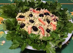 Une photo de Salade de crabe au céleri, courgette, oignon rouge et olives noires