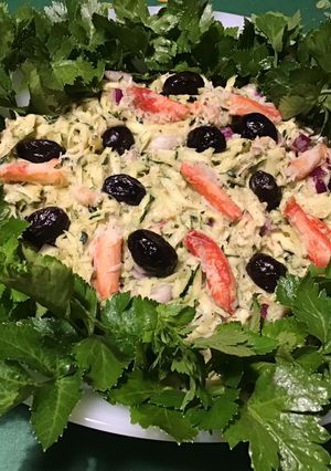 Une photo de Salade de crabe au céleri, courgette, oignon rouge et olives noires