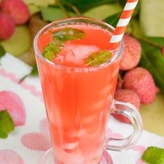 Summer Drink : Lychee Strawberry Fizz A picture of Summer Drink : Lychee Strawberry Fizz.