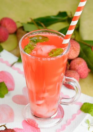 A picture of Summer Drink : Lychee Strawberry Fizz.