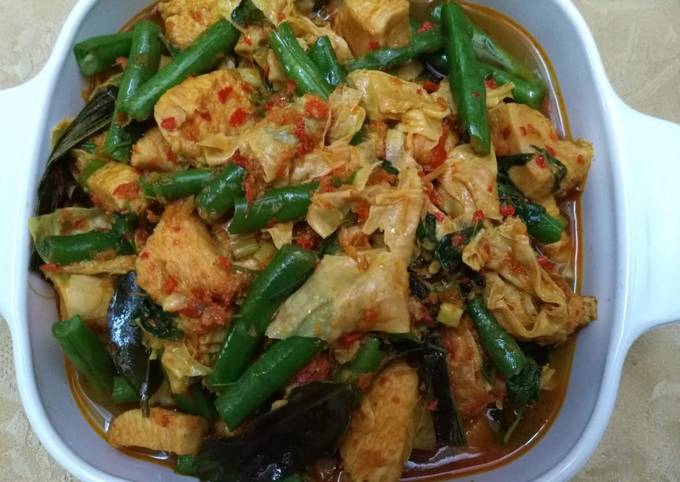 Dada ayam kembang tahu kemangi pedas