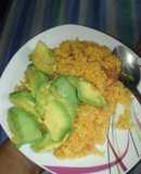 Arroz con maíz y salchichas